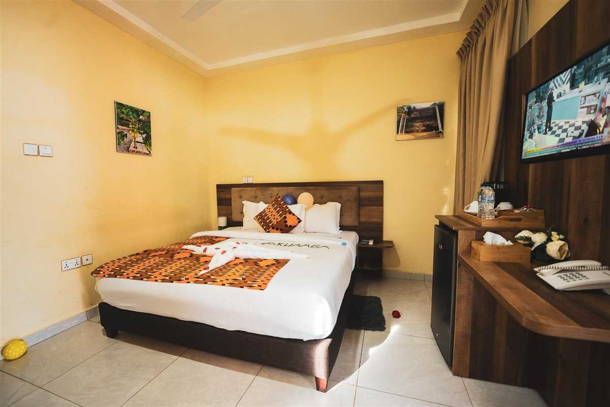 A chalet bedroom, queen bed and desk